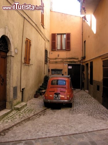 Immagine Amelia, una Cinquecento in uno scorcio caratteristico delle vie del centro storico del borgo umbro.
