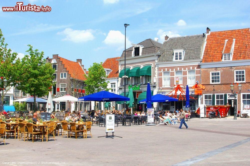 Immagine Amersfoort (Olanda) è una cittadina molto amata dai turisti, che qui vediamo seduti nei tavolini dei bar su una delle piazze del centro - © ingehogenbijl / Shutterstock.com