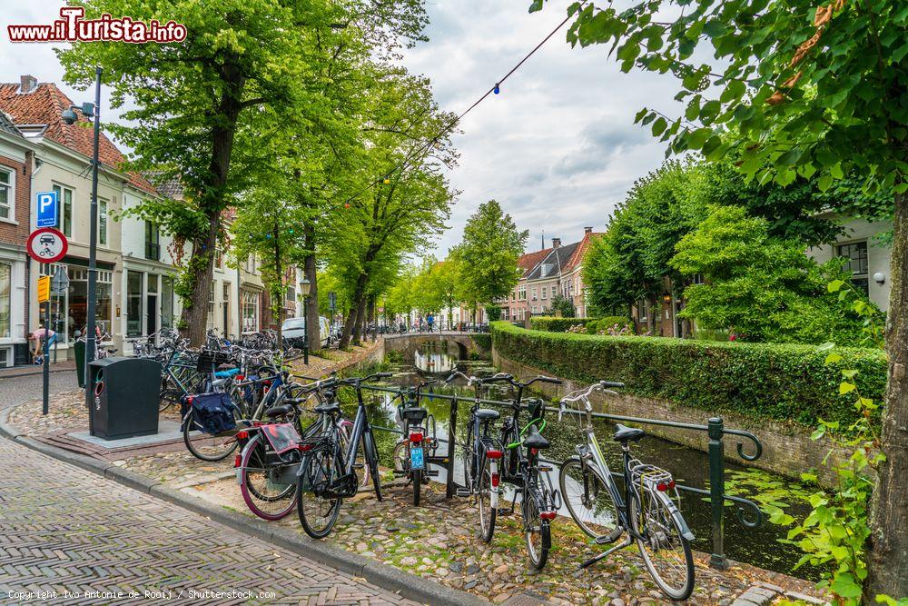 Immagine Amersfoort: un canale nel centro della città e le immancabili biciclette parcheggiate, come in molte loaclità olandesi - © Ivo Antonie de Rooij / Shutterstock.com