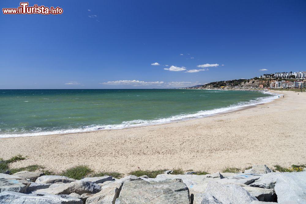 Immagine L'ampia spiaggia di Arenys de Mar lambita dalle acque del Mediterraneo, Spagna - © joan_bautista / Shutterstock.com