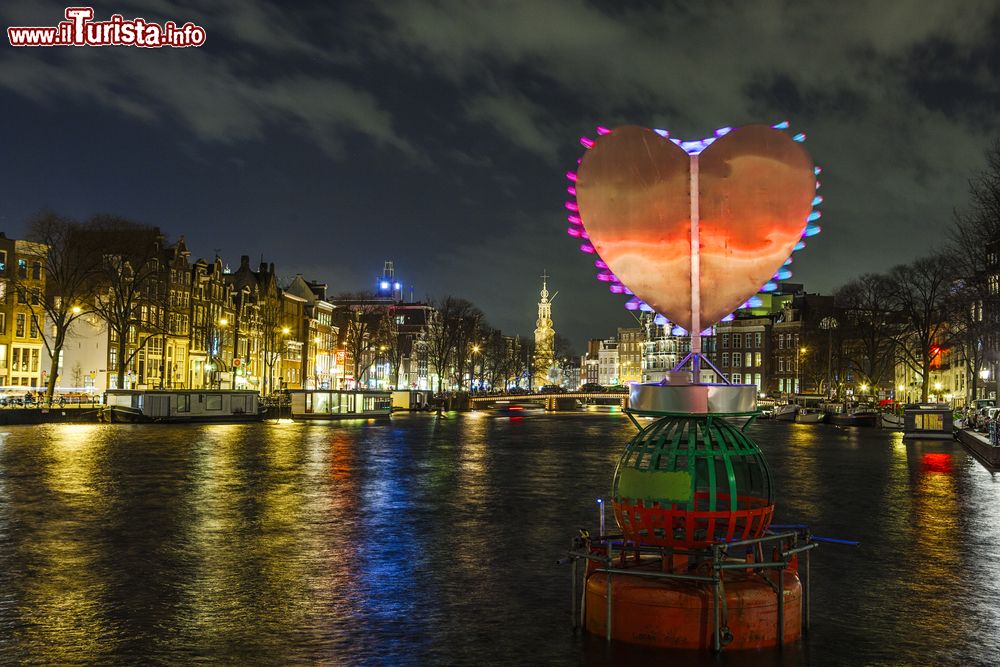 Immagine Amsterdam: un cuore luminoso sull'acqua durante il Festival delle Luci nella capitale olandese.