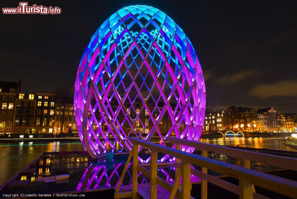 Immagine La città di Amsterdam si riempie di luci ed installazioni durante l'Amsterdam Light Festival. Inquesta foto l'opera "OVO" sul fiume Amstel - foto © Elisabeth Aardema / Shutterstock.com