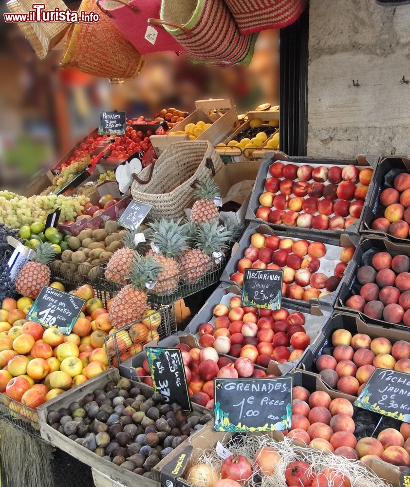 Immagine Anans, pesche e fichi in una bancarella del mercato di Figeac, Francia.  