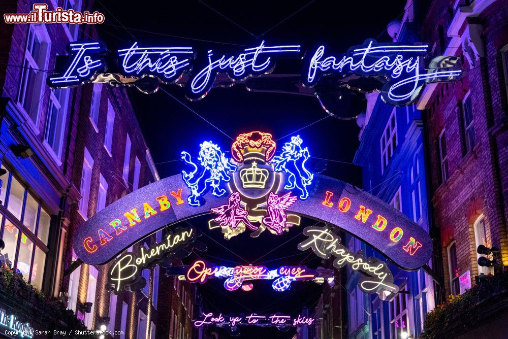 Immagine Anche le luminarie a Londra ricordano il film Bohemian Rhapsody, siamo a Carnaby Street - © Sarah Bray / Shutterstock.com