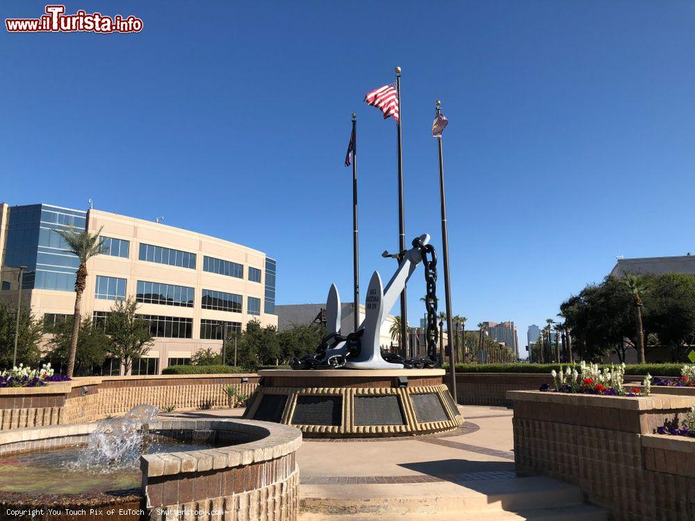 Immagine Ancora appartenuta alla USS Arizona: si trova in Wesley Bolin Memorial Plaza nella città di Phoenix (USA) - © You Touch Pix of EuToch / Shutterstock.com