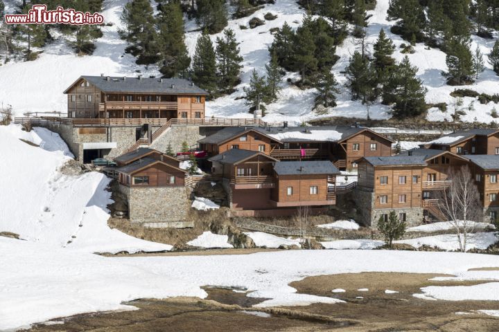Immagine Andorra La Vella vista dalle montagne, Andorra. Una bella immagine del panorama invernale e innevato che ospita questa città dei Pirenei - © fotostokers / Shutterstock.com