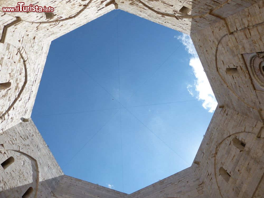 Immagine Andria: il cielo visto dal giardino interno di Castel del Monte, dove si può ammirare la caratteristica pianta ottagonale del castello pugliese.