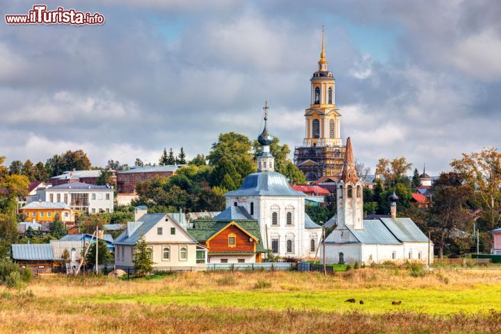 Immagine Panorama di Suzdal, Russia - Città della Russia europea centrale, Suzdal è situata sul fiume Kamenka a meno di 30 chilometri a sudest di Vladimir. Le prime notizie certe di questa località risalgono al 999 e parlano della costruzione di 11 monasteri che resero la città un importante centro religioso. Oggi, con i suoi 5 edifici sacri ancora esistenti, dichiarati nel 1992 patrimonio dell'Umanità dall'Unesco, Suzdal appartiene al cosiddetto circuito turistico e culturale dell'Anello d'Oro © Sergey Lavrentev / Shutterstock.com