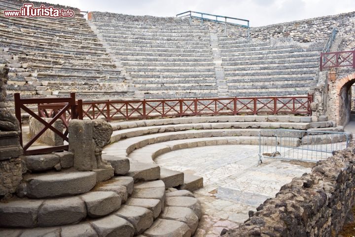 Immagine Anfiteatro di Pompei, Campania - Nel suo genere è uno degli edifici meglio conservati oltre che uno dei più antichi al mondo. Sepolto dall'eruzione del Vesuvio e ritrovato in seguito agli scavi nella Pompei antica, questo anfiteatro di epoca romana fu costruito intorno al 70 a.C. da Gaio Quinzio Valgo e da Marco Porcio. Utilizzato per giochi circensi e per i combattimenti fra i gladiatori, si presenta con una parte inferiore ad archi ciechi in pietra ed una superiore ad archi a tutto sesto. L'intera arena è circondata da un parapetto alto all'incirca due metri un tempo tutto decorato da affreschi oggi purtroppo andati perduti © Sailorr / Shutterstock.com