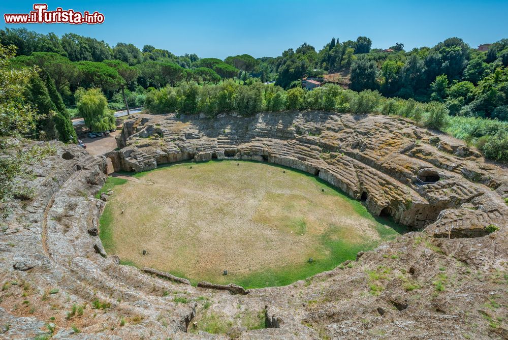 Immagine Il grande Anfiteatro romano a Sutri, provincia di Viterbo, Lazio