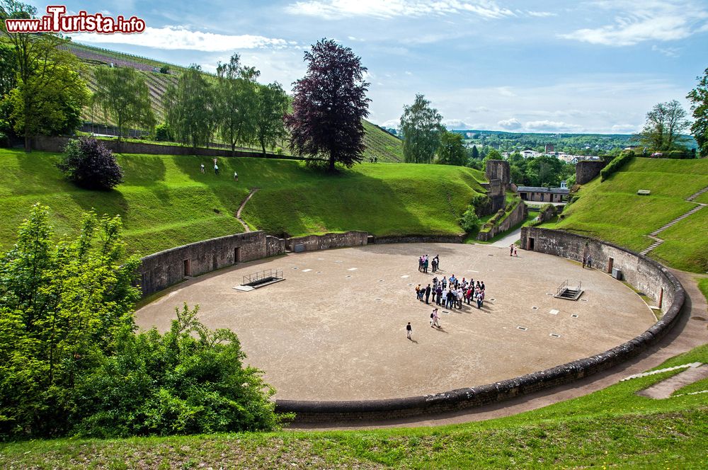 Immagine L'anfiteatro romano di Trier (Treviri, Germania) risale al II secolo d.C. Aveva una capienza di circa 20.000 spettatori seduti.