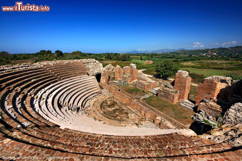 Immagine Anfiteatro romano nell'antica città di Nikopolis, vicino a Preveza, Grecia. Fondata nel 31 a.C. da Augusto, dopo la vittoria su Marco Antonio e Cleopatra, Nicopoli sorge sul promontorio settentrionale del golfo di Ambracia - © Heracles Kritikos / Shutterstock.com