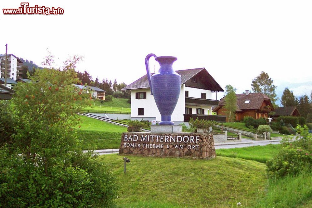 Immagine Anfora all'ingresso di Bad Mitterndorf la città termale della Stiria in Austria - © Toffel - Wikipedia