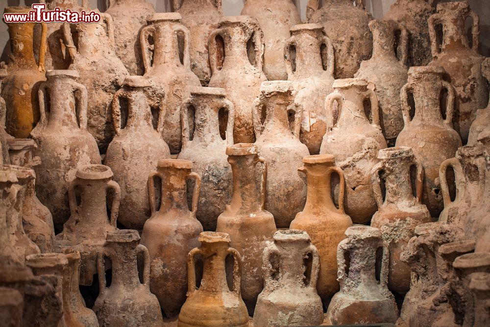 Immagine Anfore al Museo Archeologico della città di Vis, Croazia. L'area museale è ospitata in un edificio costruito dagli austriaci dove è esposta una bella collezione di reperti appartenuti alla colonia greca di Lissa.