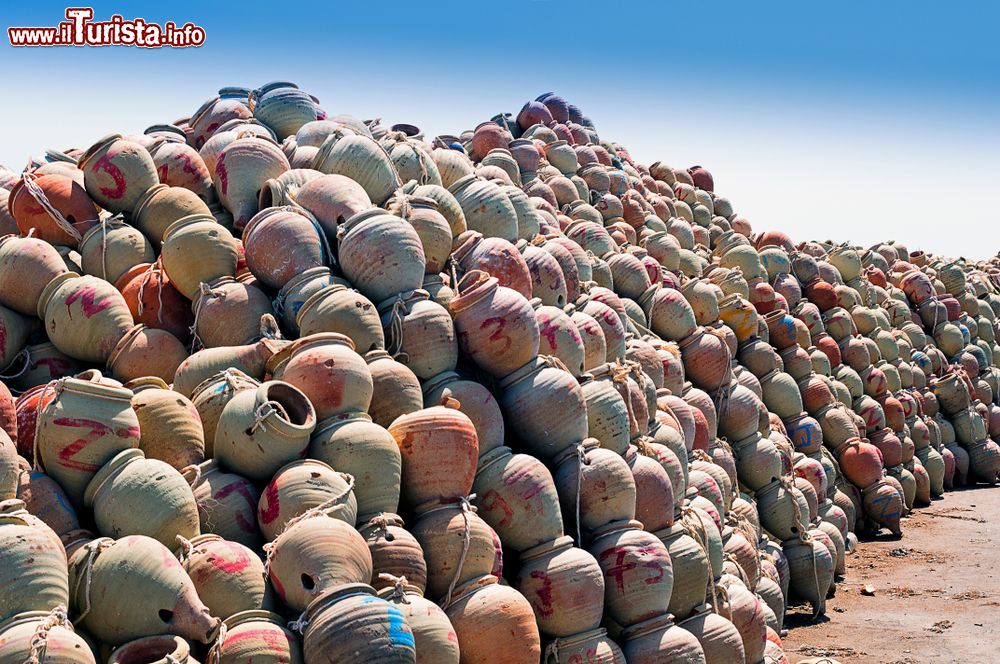 Immagine Anfore per la pesca al porto dell'isola di Djerba, Governatorato di Medenine, Tunisia.