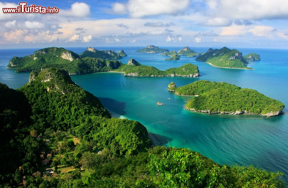 Immagine L'Ang Thong National Marine Park, Thailandia. E' caratterizzato da spettacolari rilievi che emergono dalle acque cristalline del parco sino ad oltre i 400 metri sul livello del mare.