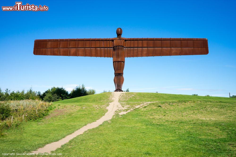 Immagine L'Angelo del Nord, scultura in acciaio a Gateshead, nei pressi di Newcastle upon Tyne, Inghilterra. Realizzata dall'artista Antony Gormley s'innalza per 20 metri e ha un'apertura alare di oltre 53 metri - © DavidGraham86 / Shutterstock.com