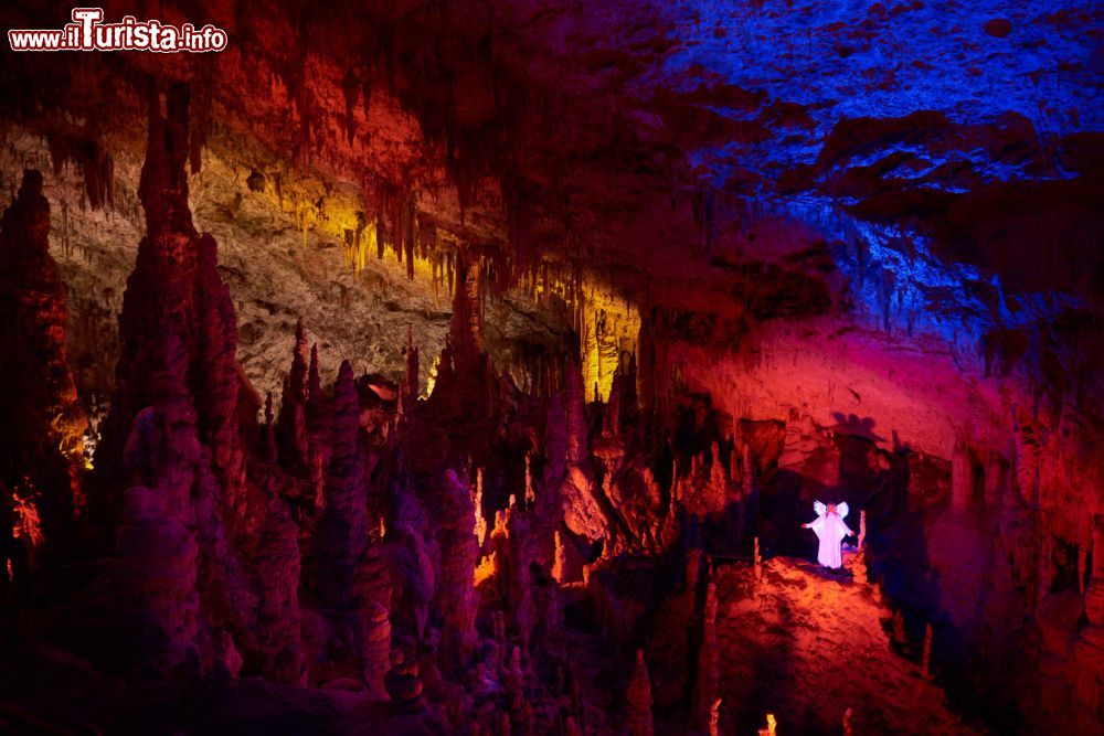 Immagine Angelo del Presepe Vivente tra le concrezioni della Grotte di Postumja in Slovenia