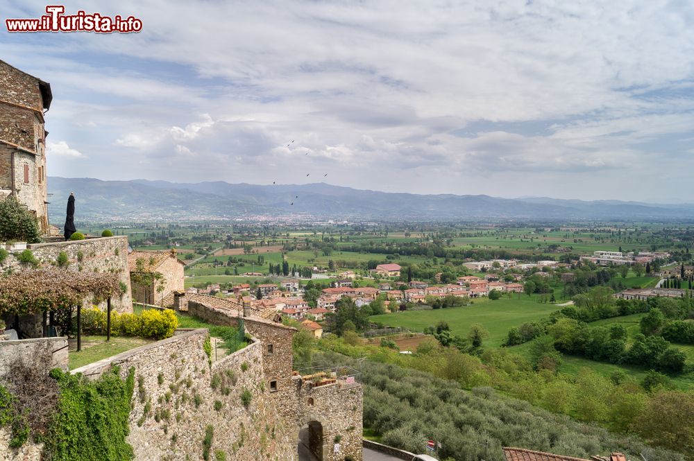 Immagine Anghiari e la Piana della Battaglia, provincia di Arezzo, Toscana. I fiorentini per celebrare la vittoria sui milanesi diedero incarico a Leonardo da Vinci di realizzare un affresco sulla parete destra del Salone dei Cinquecento a Palazzo Vecchio a Firenze.