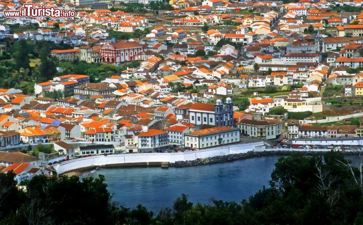 Immagine Angra do Heroismo il centro UNESCO sull'isola di Terceira, arcipelago delle Azzorre - © Art Phaneuf Photography / Shutterstock.com