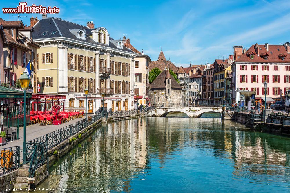 Immagine Annecy, capitale dell'Alta Savoia, Francia. Il Palazzo dell'Isola e il fiume Thiou in una giornata di sole - © byvalet / Shutterstock.com