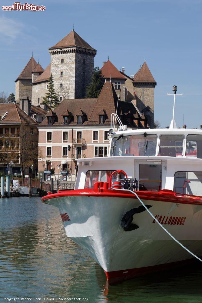 Immagine Annecy, la Venezia delle Alpi, Francia. Questa cittadina è situata sulla sponda settentrionale del lago di Annecy ed è attraversata dal Thiou che è l'emissario naturale del lago - © Pierre Jean Durieu / Shutterstock.com