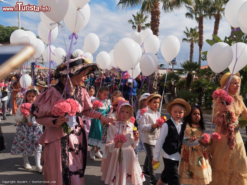 Immagine Annuale sfilata per la festa dei fiori a Le Lavandou, Costa Azzurra, Francia - © AccuArt / Shutterstock.com