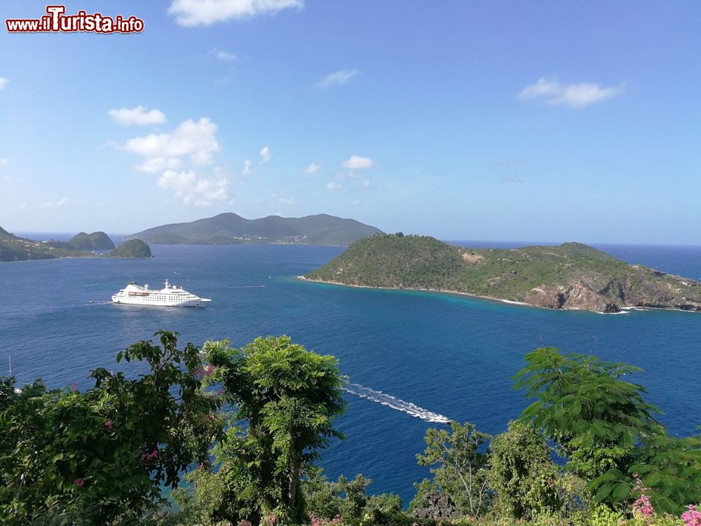 Immagine Anse du Bourg, la baia sull'isola di Terre de Haut, isole Les Saintes Guadalupa