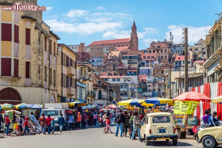 Immagine Antananarivo, Madagascar: un'affollaa via della capitale malgascia durante una giornata di mercato - foto © milosk50 / Shutterstock.com