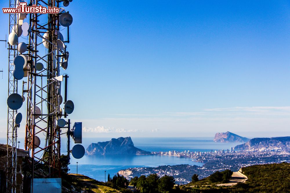 Immagine Antenne di telecomunicazione sulla montagna Cumbre del Sol a Benitatxell, Spagna. Sullo sfondo, la città di Calpe e il Penon de Ifach.