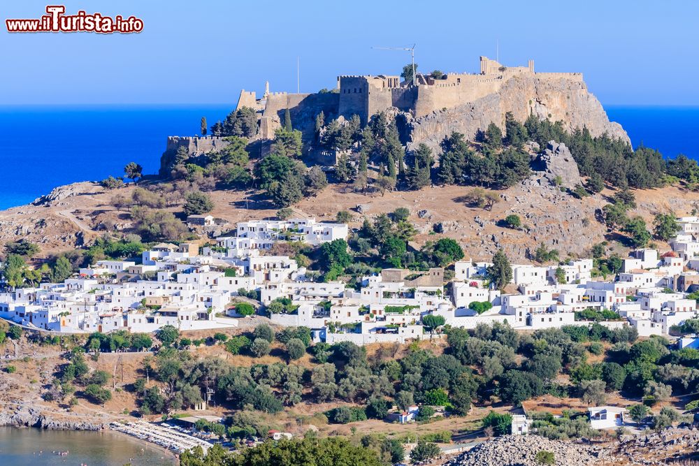 Immagine L'antica acropoli di Lindos con la moderna cittadina, isola di Rodi (Grecia). Sorge su una ripida scogliera con vista mare.