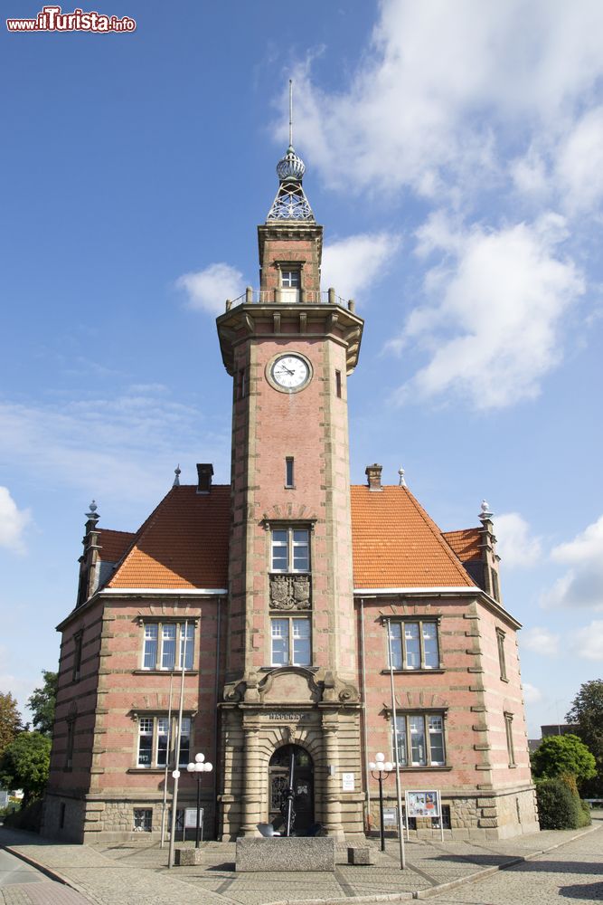 Immagine L'antica autorità portuale di Dortmund, Germania, in una giornata di sole.