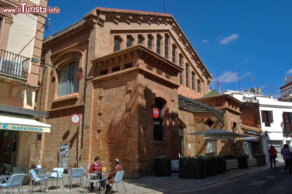 Immagine L'antica azienda Bacardi a Sitges, Spagna. Il marchio Bacardi fu fondato nel 1862 in una distilleria di rum a Santiago de Cuba; il suo fondatore nacque però a Sitges, ragion per cui nel centro storico cittadino, nel Mercat Vell (edificio dal gusto modernista) oggi si trova il Museo Casa Bacardi. Accanto al museo si trova un locale dove poter assaporare tutti i prodotti della celebre linea - © Giorgiolo / Shutterstock.com