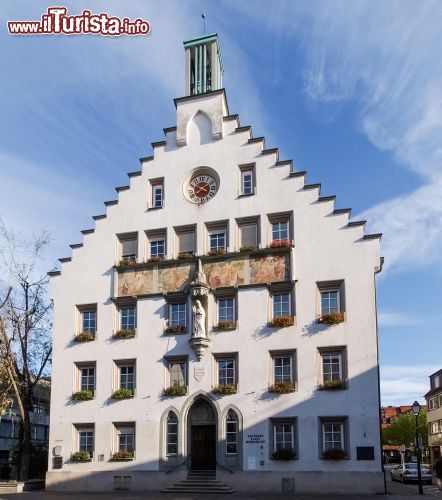 Immagine Antica casa nella città vecchia di Weingarten, Germania - Ha facciata bianca impreziosita al centro da una decorazione scultorea questo bell'edificio del centro storico di Weingarten © Mor65_Mauro Piccardi / Shutterstock.com