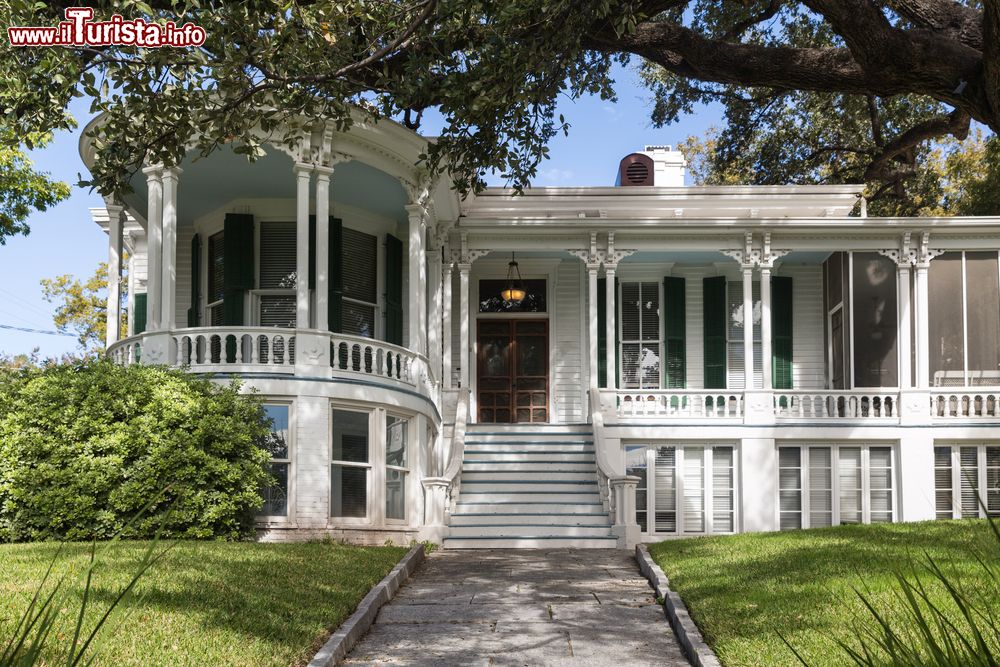 Immagine Antica casa signorile con patio nel centro di Austin, Texas (USA).