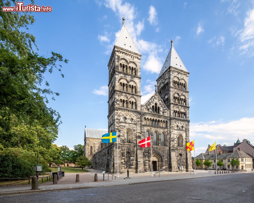 Immagine L'antica cattedrale di Lund, Svezia, in una giornata d'estate. Edificato prima del 1085, questo edificio religioso si presenta in arenaria seguendo lo stile romanico della Lombardia e della regione del Reno in Germania.