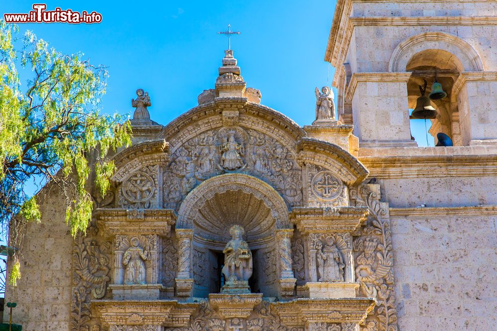 Immagine Antica chiesa a Arequipa, Perù. L'edificio di culto si trova in Plaza de Armas, uno dei più suggestivi spazi urbani del paese.