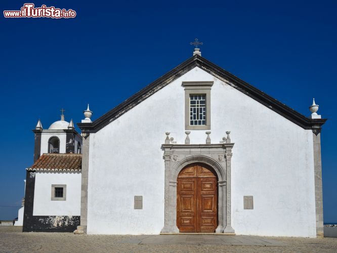 Immagine Antica chiesa a Cacela Velha in Algarve, Portogallo - Un caratteristico edificio religioso nella cittadina di Cacela Velha: il bianco della facciata si contrappone al blu del cielo e dell'acqua limpida del mare © AngeloDeVal / Shutterstock.com