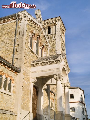 Immagine Un'antica chiesa a Limoux in Francia- © emei / Shutterstock.com