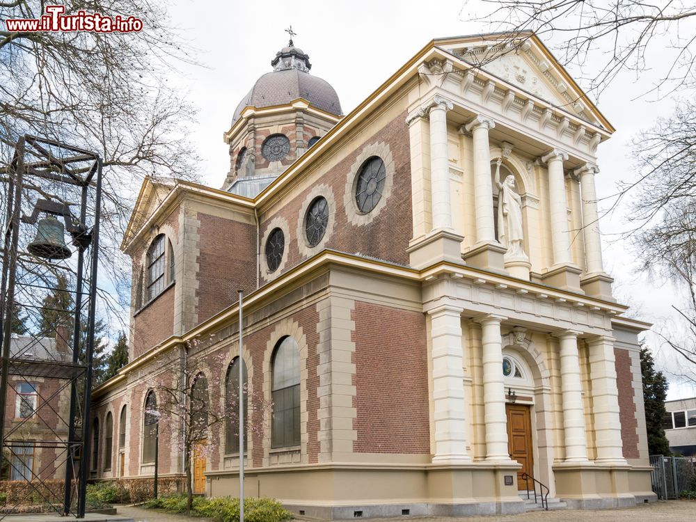 Immagine Antica chiesa cattolica di San Vito a Hilversum, Olanda. Ha linee neogotiche la chiesa dedicata a Saint Vitus costruita nel 1892 dall'architetto Cuypers. Al suo interno può accogliere sino a 1800 fedeli e grazie alla sua particolare acustica è spesso utilizzata per effettuare registrazioni televisive - © TasfotoNL / Shutterstock.com