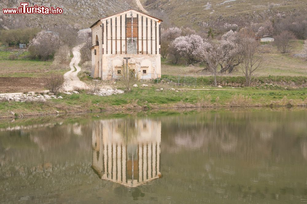 Immagine L'antica chiesa del lago di Santo Stefano di Sessanio, L'Aquila, Abruzzo. Si trova poco fuori il centro presso il laghetto di Santo Stefano.