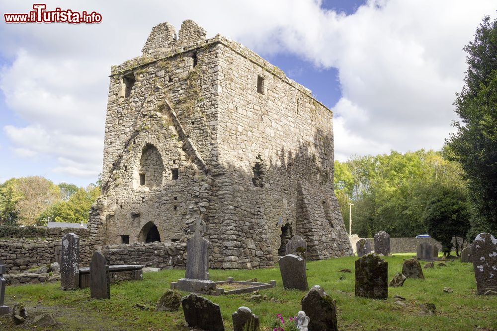 Immagine L'antica chiesa del Sito Monastico nel villaggio di Aghaviller, contea di Kilkenny, Irlanda. A circondarla c'è un vecchio cimitero con lapidi in pietra.