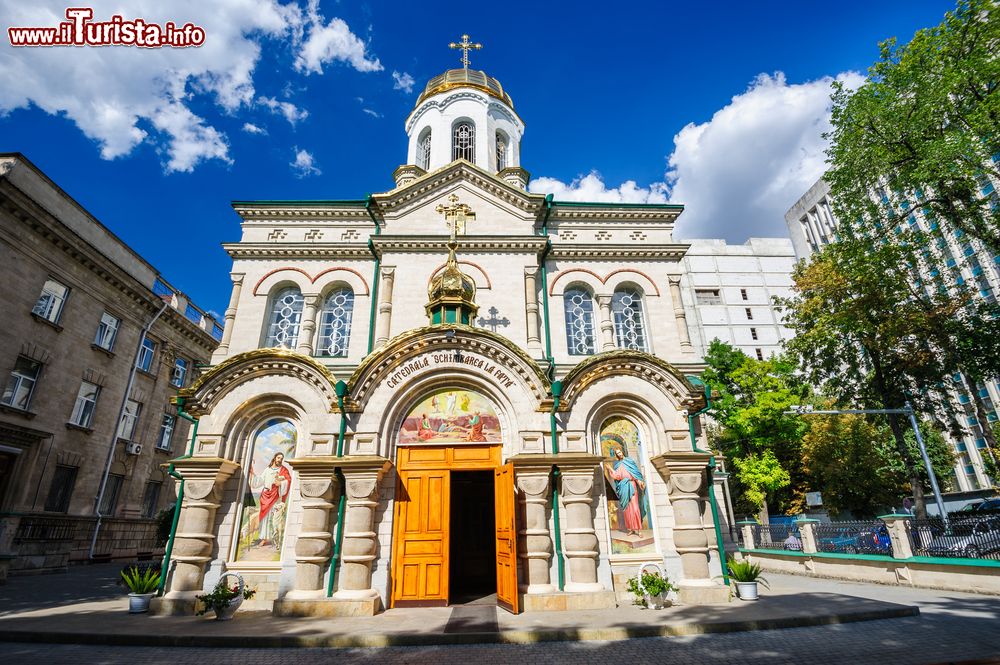 Immagine L'antica chiesa della Trasfigurazione a Chisinau, Moldavia. Una suggestiva veduta della chiesa della Trasfigurazione del Salvatore: da notare gli affreschi di pregio ai lati e sopra l'ingresso e le cupole dorate.