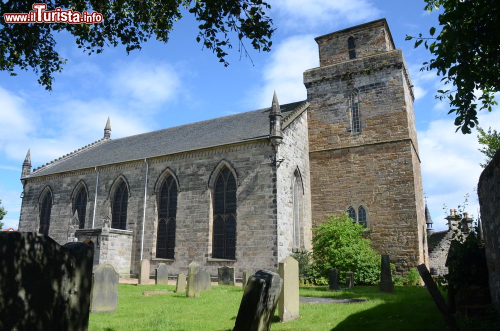 Immagine L'antica chiesa di Kirkcaldy fotografata in una bella giornata di sole, Scozia, UK.