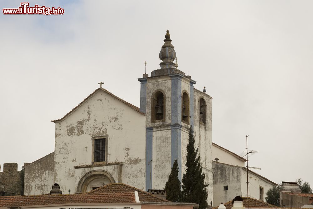 Immagine L'antica chiesa di Santa Maria a Torres Vedras, Portogallo. Si possono ancora osservare alcune tracce della costruzione romanica del XII° secolo.