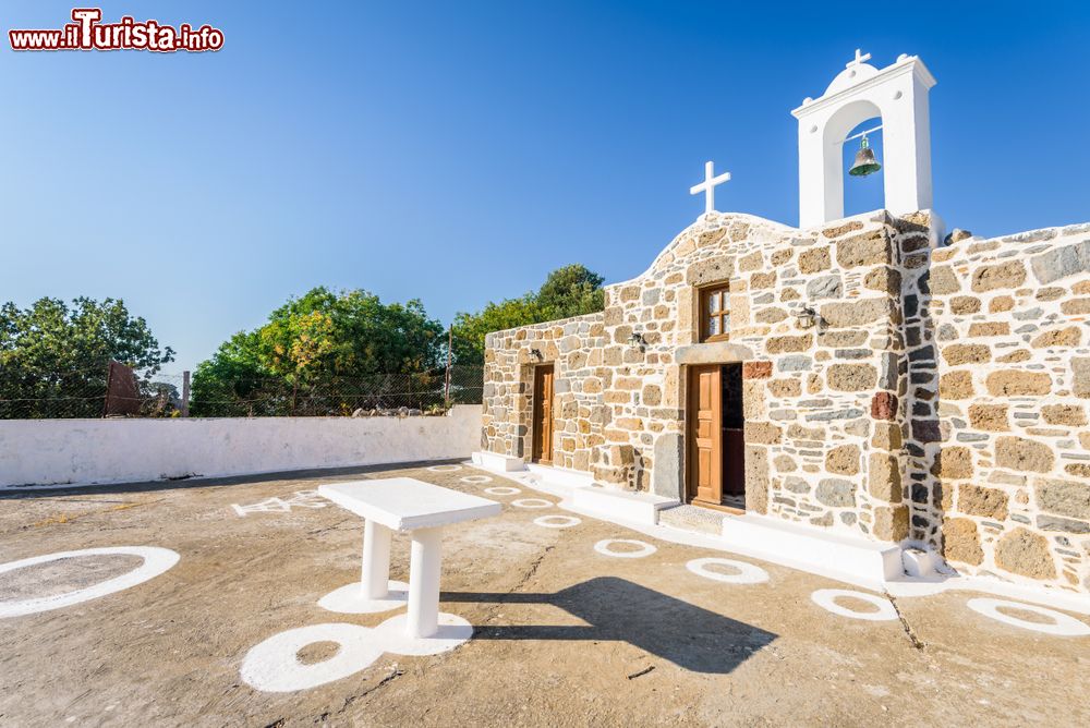 Immagine Un'antica chiesa in calce e mattoni nella piazza principale di un villaggio dell'isola di Nisyros, Grecia.