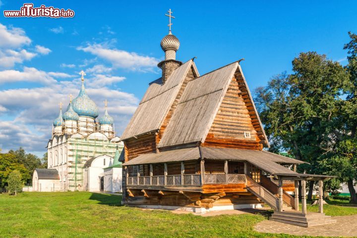 Immagine Antica chiesa in legno nel Kramlino di Suzdal, Russia - Fra gli edifici sacri ospitati all'interno del Kremlino di Suzdal, fortezza di epoca medievale, si trova anche una semplice ma altrettanto suggestiva chiesetta costruita in legno © Viacheslav Lopatin / Shutterstock.com