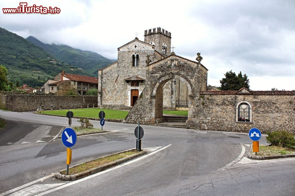 Immagine L'antica chiesa medievale di San Pietro a Lido di Camaiore, Toscana. A poco più di 300 metri dal centro cittadino si erge la maestosa chiesa della Badia di San Pietro di Camaiore, preceduta dall'arco d'ingresso dell'antichissimo monastero citato già nel 761. E' uno dei principali monumenti del centro toscano in provincia di Lucca.