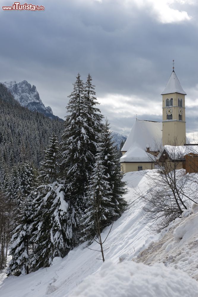 Immagine Antica chiesa nel villaggio di Mazzin, provincia di Trento, sotto la neve.