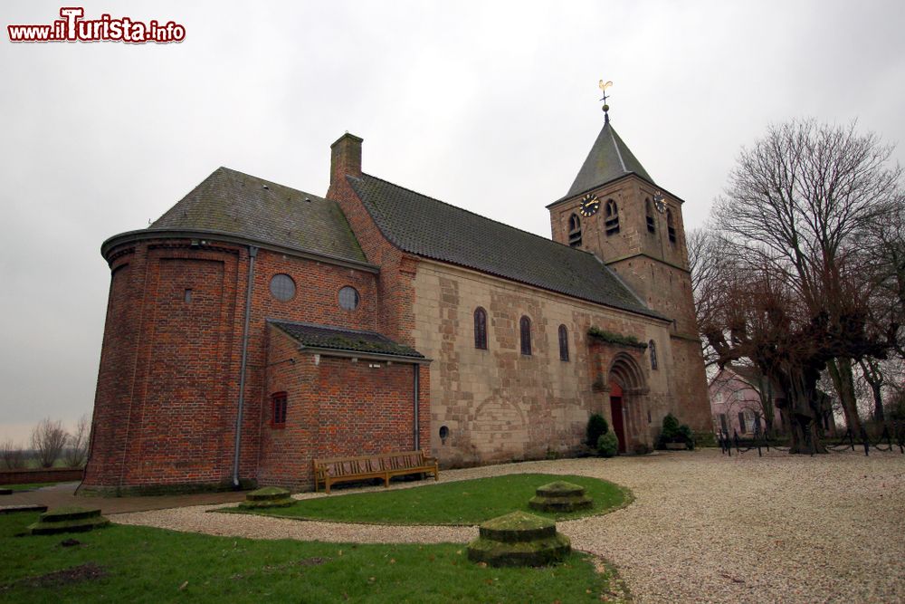 Immagine L'antica chiesa tardogotica di Oosterbeek vicino a Arnhem e alla riva del fiume Reno (Olanda).